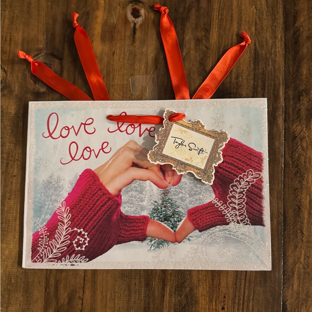 SOLD - NWT ⭐️ Taylor Swift x American Greetings Love Love Love Holiday Gift Bag